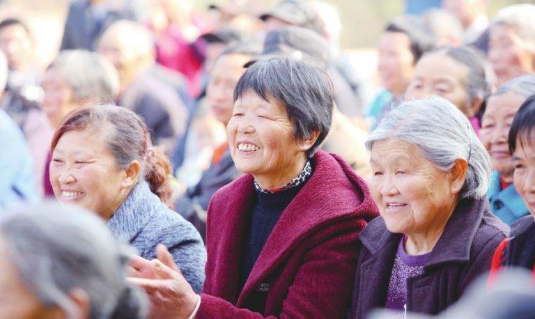 银行存100万“吃利息”，和每月领3千元养老金，哪一种能过更好？