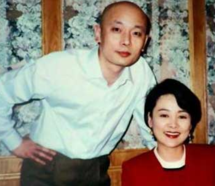 妻子长相平平，为何被葛优宠了36年？