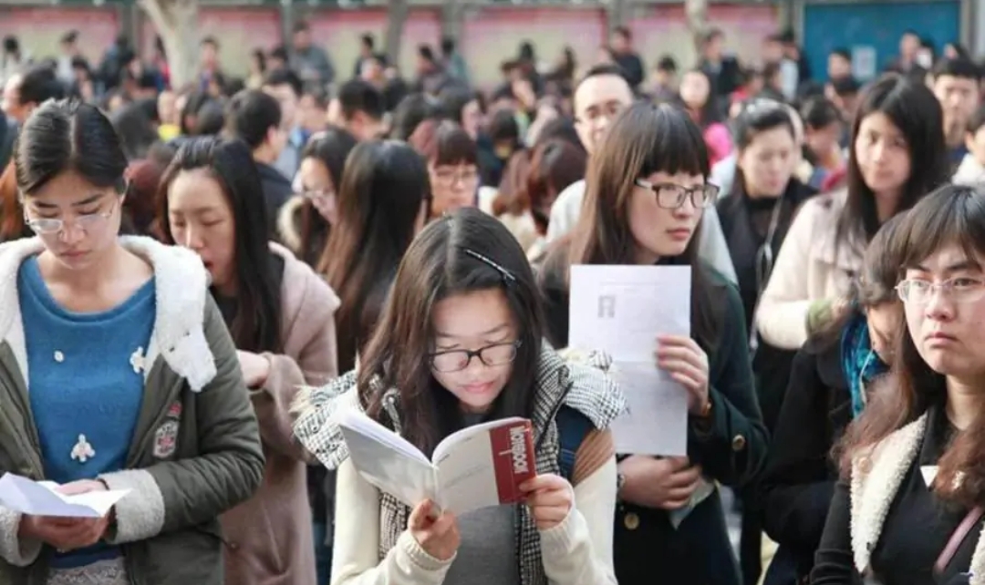 民办三本学费有多高？学生家长都要哭了：今年又涨价，上哪弄钱？