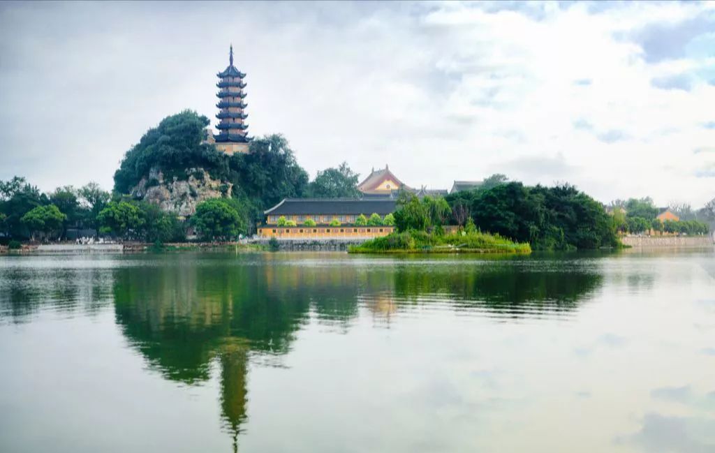 白娘子水漫金山，原来金山就在江苏镇江，风景优美香火鼎盛