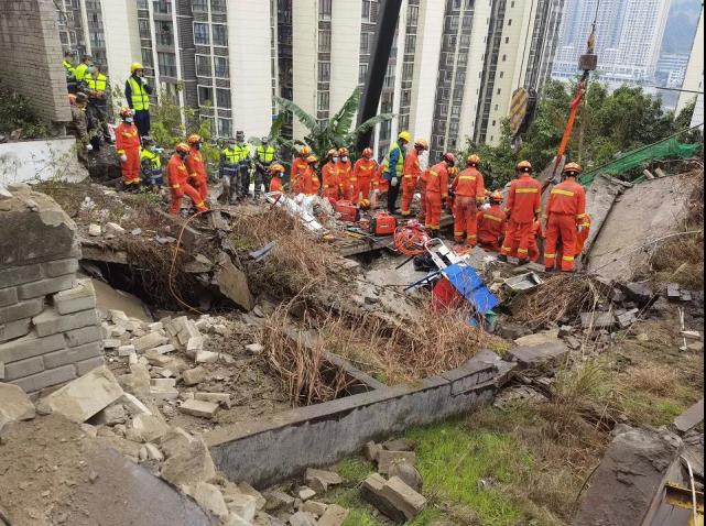 重庆武隆区一单位食堂坍塌，初步统计20余人被困，已救出9人