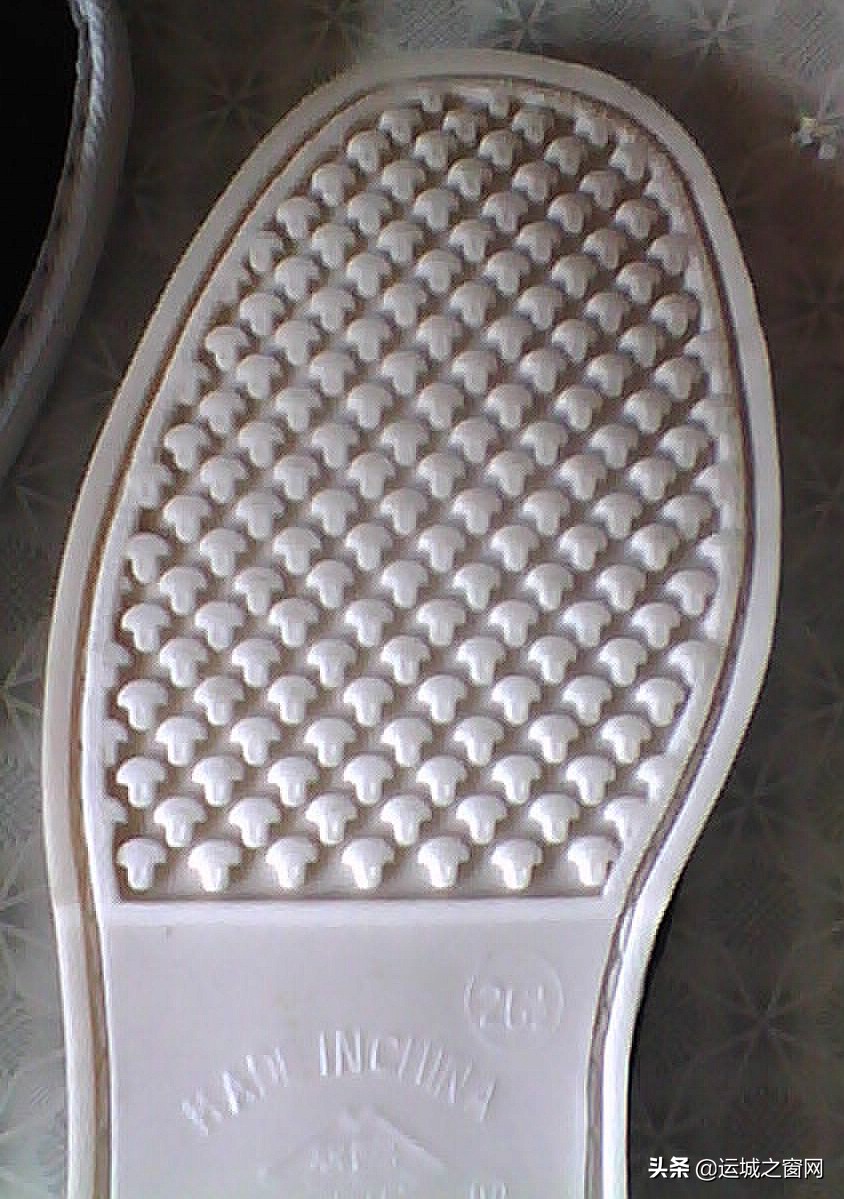 八九十年代流行的白塑料底布鞋，你还记得吗？