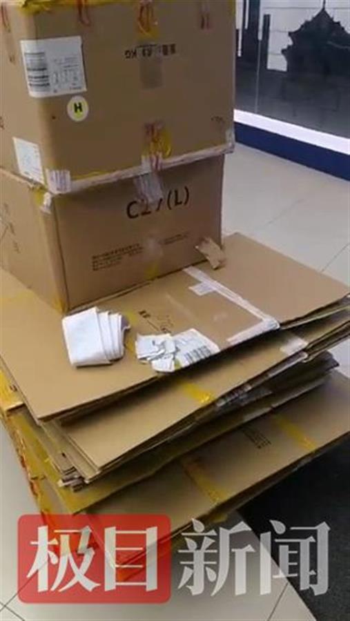 顾客购物30万所赠纸盒被保安索回，商场：保安系外包物业管理