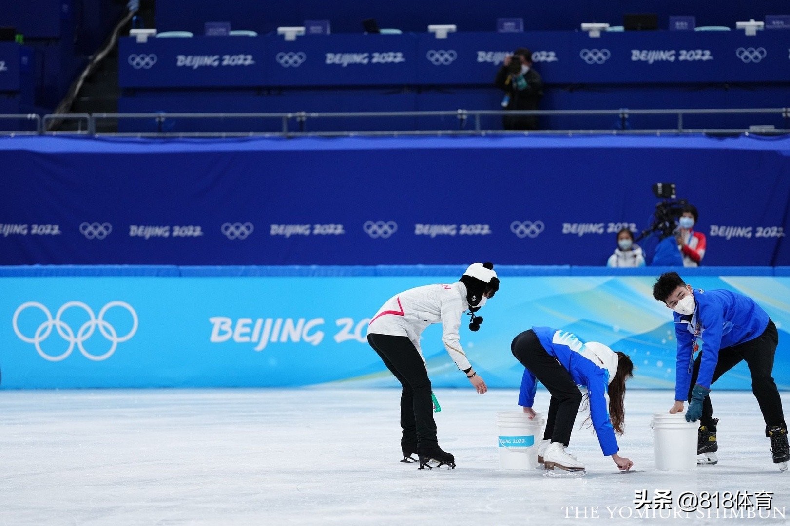 暖心!羽生结弦彩排后帮忙修补冰面,其他人撤了他一丝不苟检查补冰