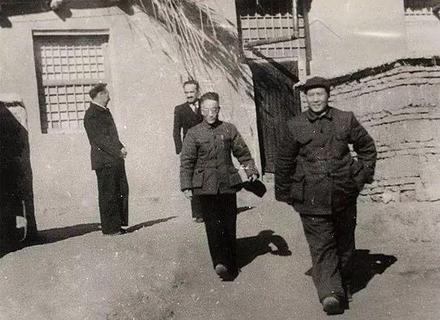 1945年，蒋介石承认外蒙古独立，***两次提出收回未果，成心结
