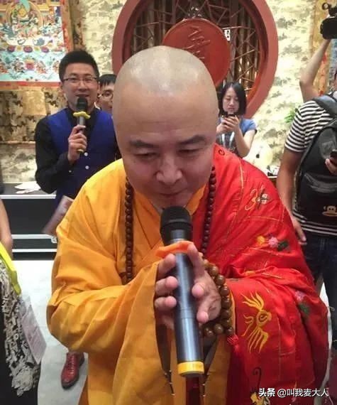 同戏不同命，62岁徐少华景区卖唱，迟重瑞却娶500亿女首富