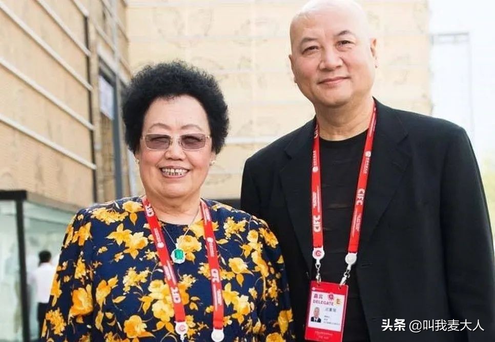 同戏不同命，62岁徐少华景区卖唱，迟重瑞却娶500亿女首富