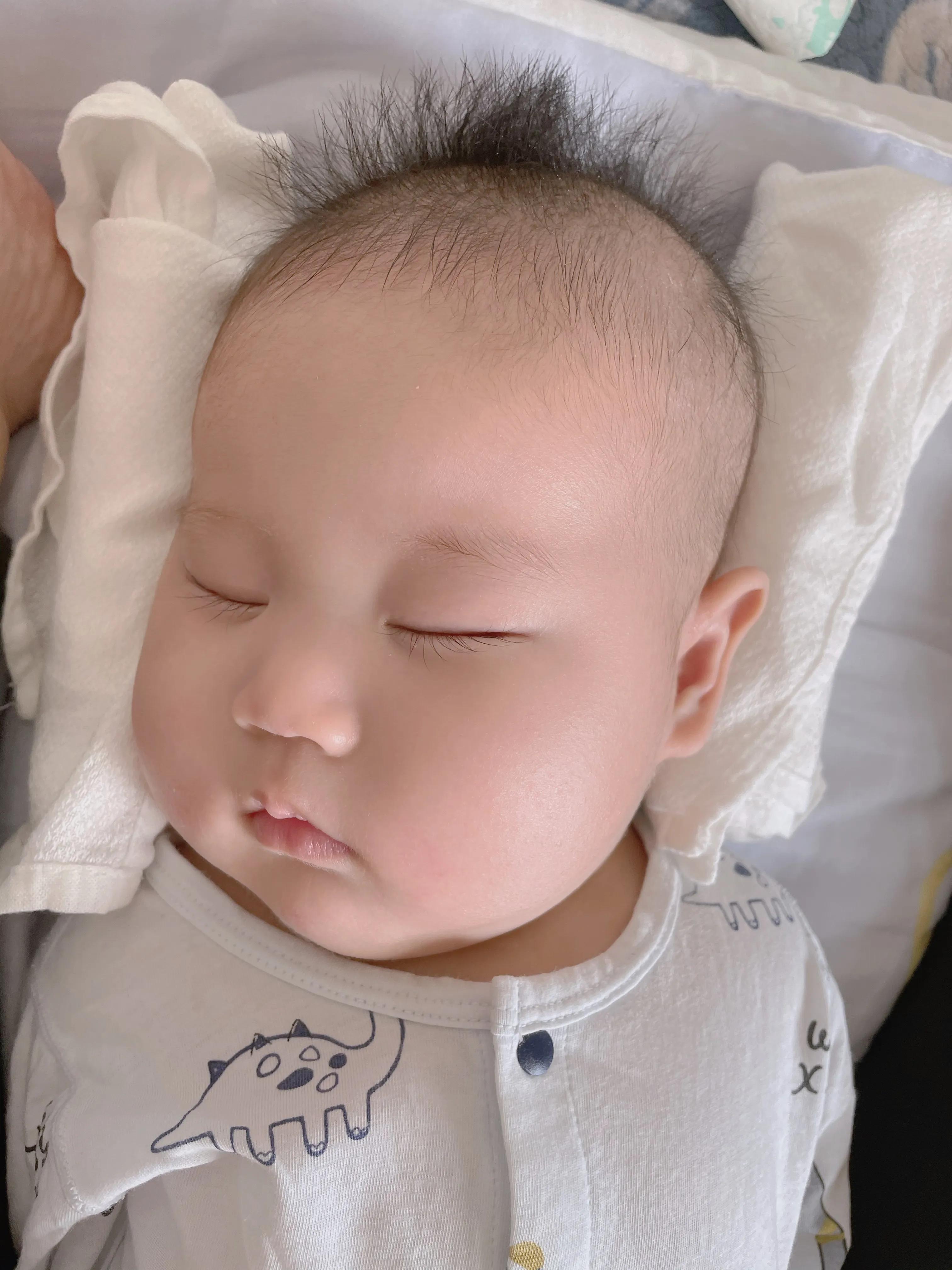 宝宝睡觉难？分享几个哄睡小方法，帮助宝宝快速入睡。