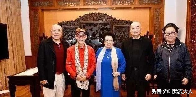 同戏不同命，62岁徐少华景区卖唱，迟重瑞却娶500亿女首富