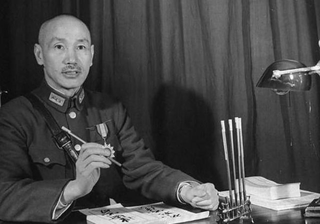 1945年，蒋介石承认外蒙古独立，***两次提出收回未果，成心结