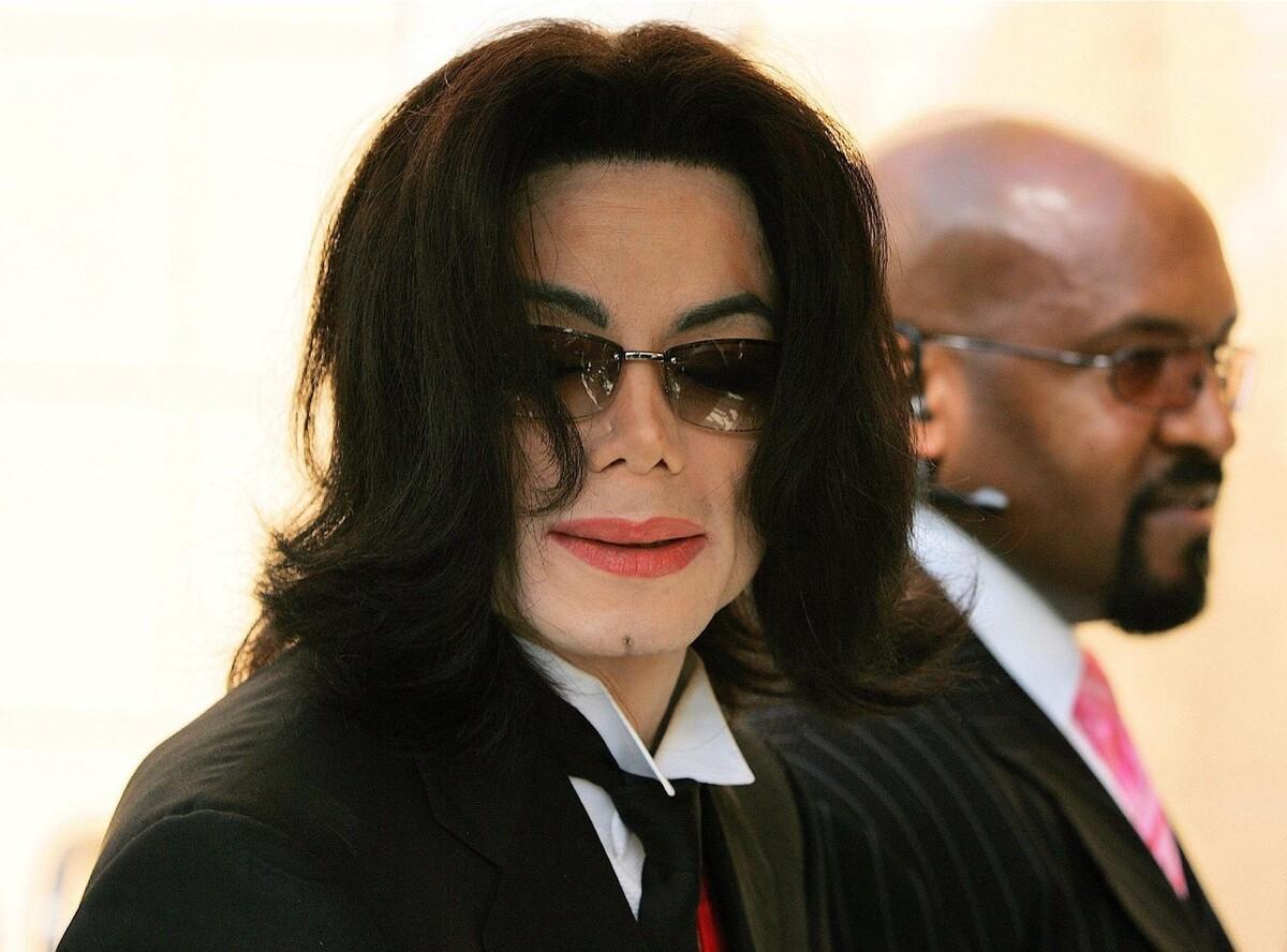 揭秘！为什么迈克尔·杰克逊的皮肤变白了？