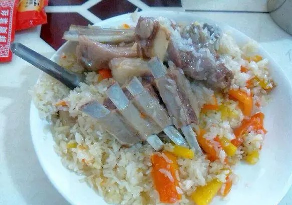 新疆人的传统美食抓饭，为什么叫抓饭，真的是用手抓着吃吗？
