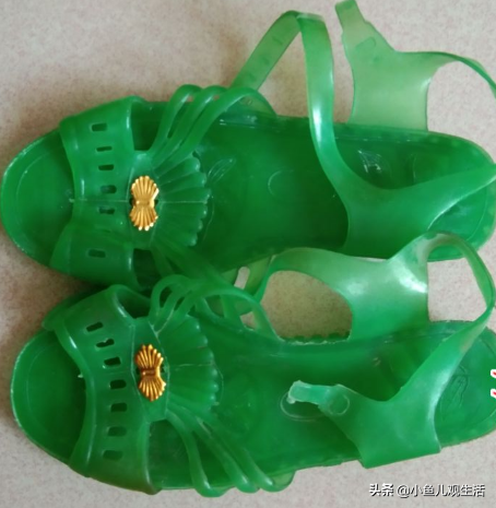 老凉鞋：八十年代风靡夏日的塑料凉鞋，穿过的都四十好几了吧