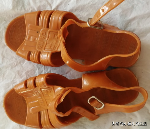 老凉鞋：八十年代风靡夏日的塑料凉鞋，穿过的都四十好几了吧