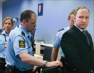 挪威杀人魔布雷维克，虐杀77人，竟入住豪华顶级监狱，还能考大学