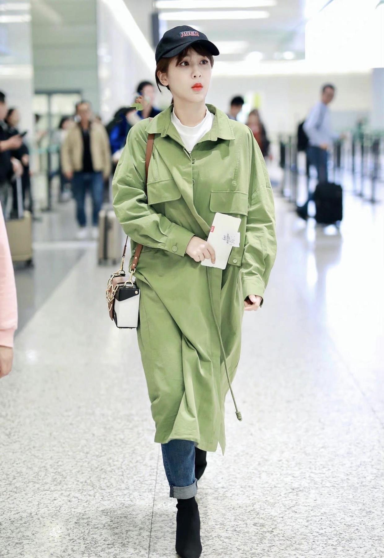 杨紫的造型师又成功了，军绿色风衣配牛仔裤，让她看上去洋气太多