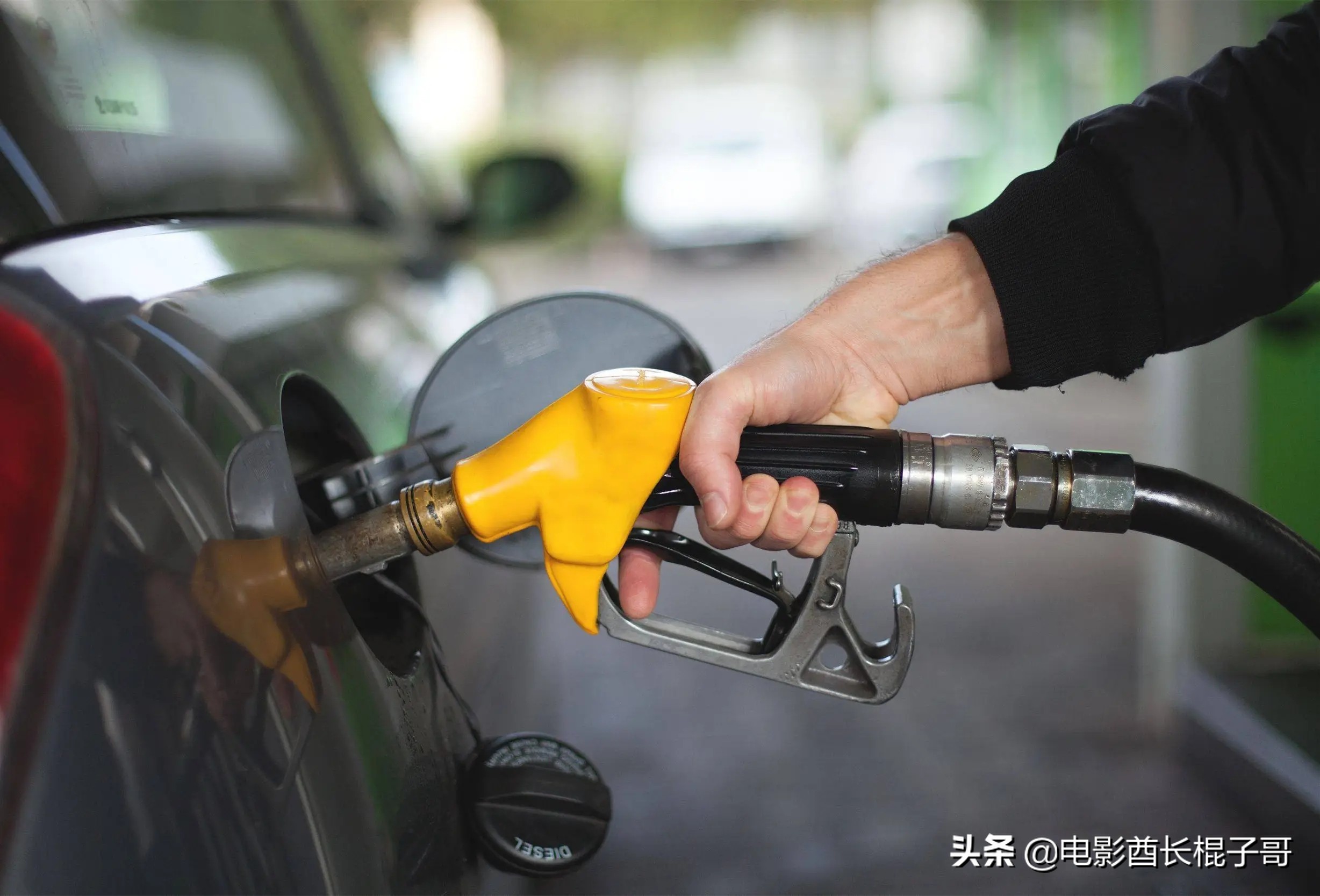 美国油价涨至人民币7元每升，部分州准备发加油补贴