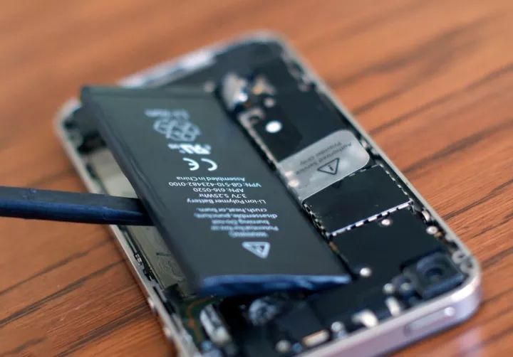 苹果iPhone 8换电池：多少钱？换原装还是第三方大容量电池好？