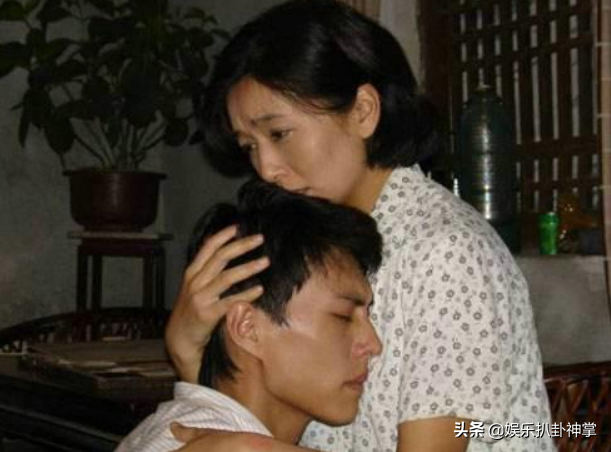 54岁江珊现任丈夫近照曝光，比前任靳东还帅，是我们熟悉的演员