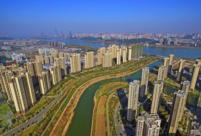 湖南大学建设新校区，为什么应该选址岳麓区含浦？原因是什么？