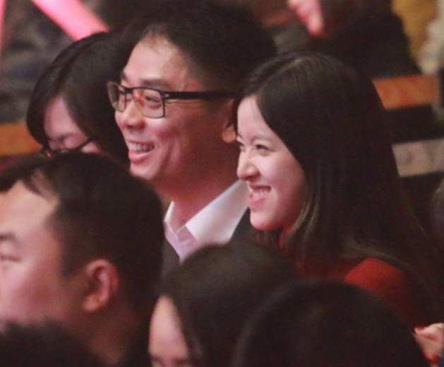 43岁刘强东和24岁章泽天同框，19岁之差，他们是真爱吗？