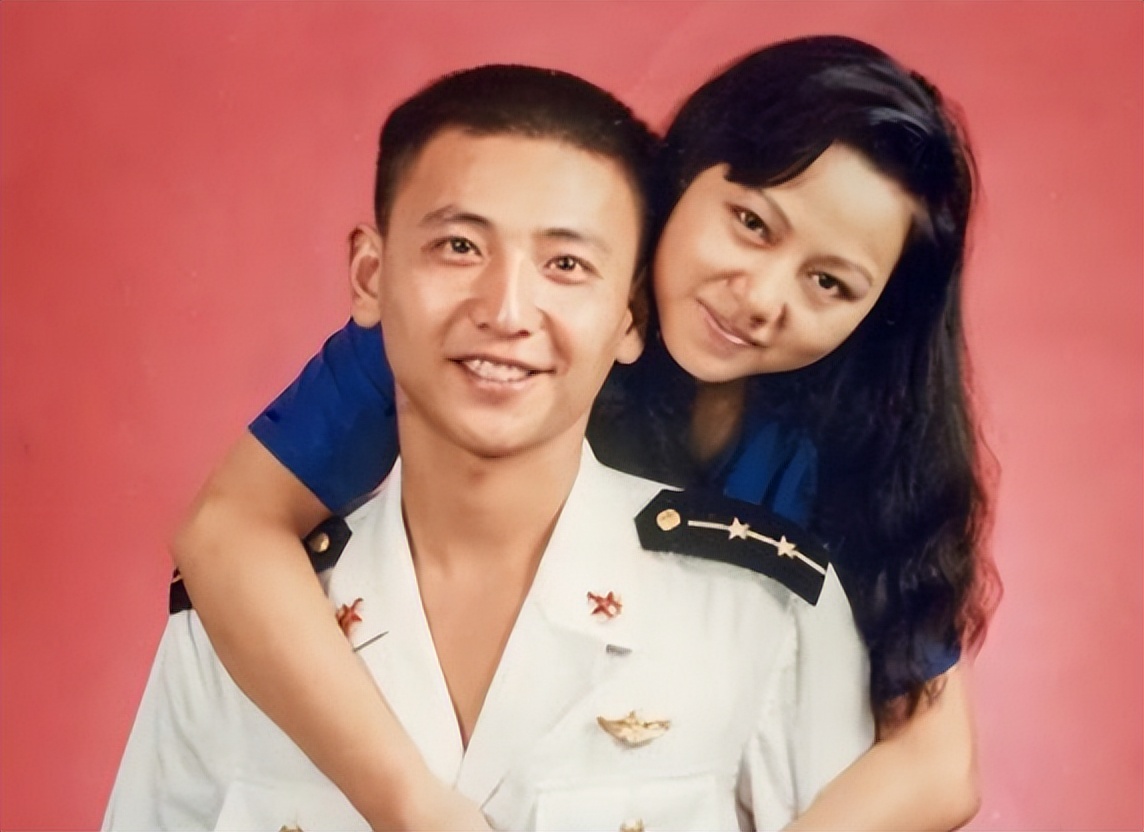 2001年王伟南海撞机后，他的妻儿现今生活如何？