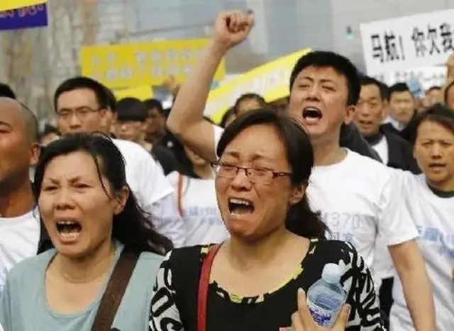 马航失联8年，拒绝高额赔偿的家属，有人还在奔波，有人已经去世