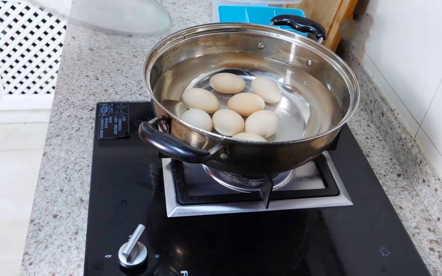 水煮鸡蛋，牢记不要冷水下锅！教你正确做法，蛋壳一碰就掉