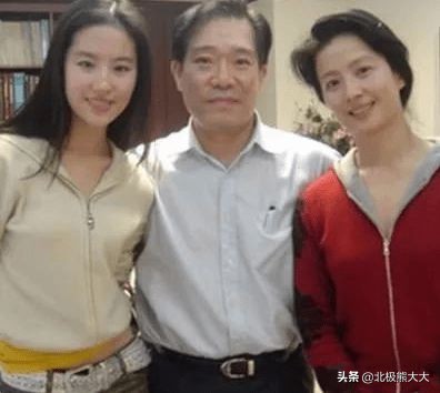 “好干爹”陈金飞：和刘晓莉交好，认刘亦菲做干女儿，捧红杨采玉