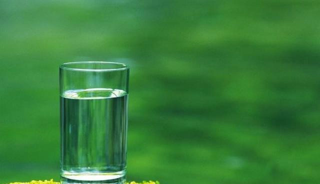 高尿酸多喝水管用吗？专家给出的4点建议，让你巧妙喝水降尿酸