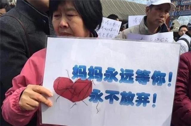 马航失联8年，拒绝高额赔偿的家属，有人还在奔波，有人已经去世
