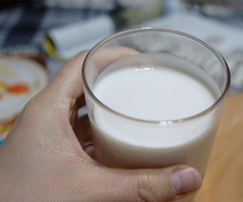 喝驼奶能降血糖、提高免疫力？驼奶和牛奶谁的营养更高？别选错