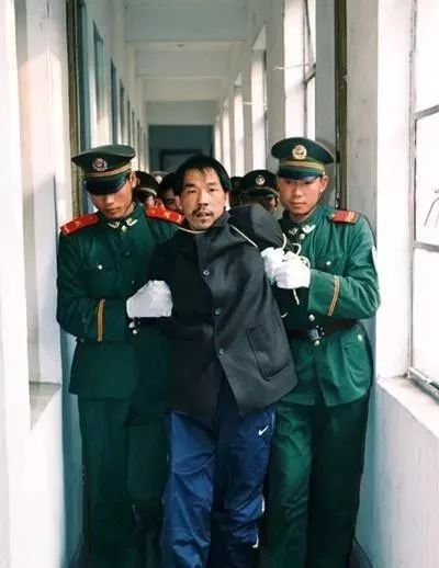 劳荣枝案下周一开庭！逃亡20年，她画画、弹琴，还养两条狗……