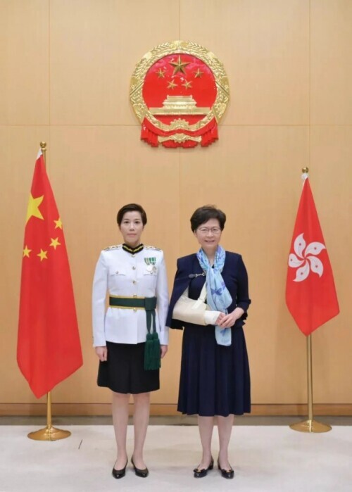香港海关首位女关长何珮珊就职 宣誓背景首现国徽