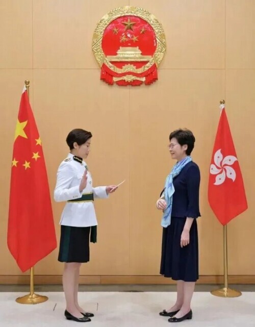 香港海关首位女关长何珮珊就职 宣誓背景首现国徽