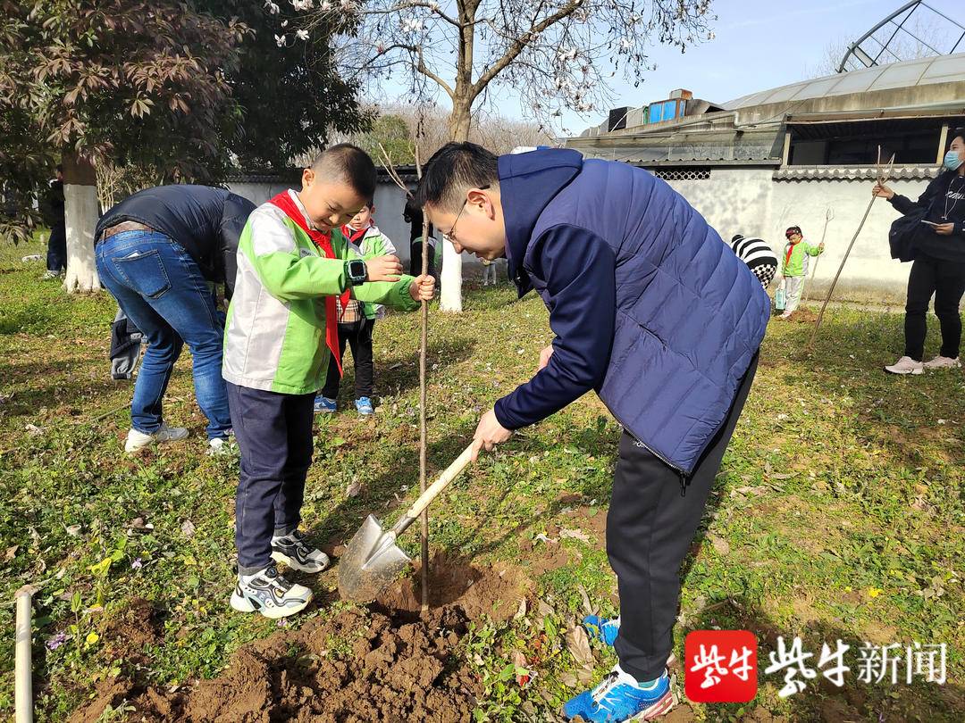 为绿色家园培土 为美丽中国助力南京游府西街小学开展植树活动