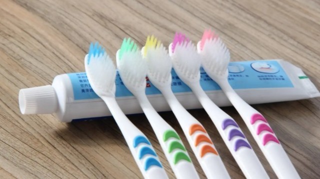 电动牙刷、手动牙刷、冲牙器到底谁更适合刷牙