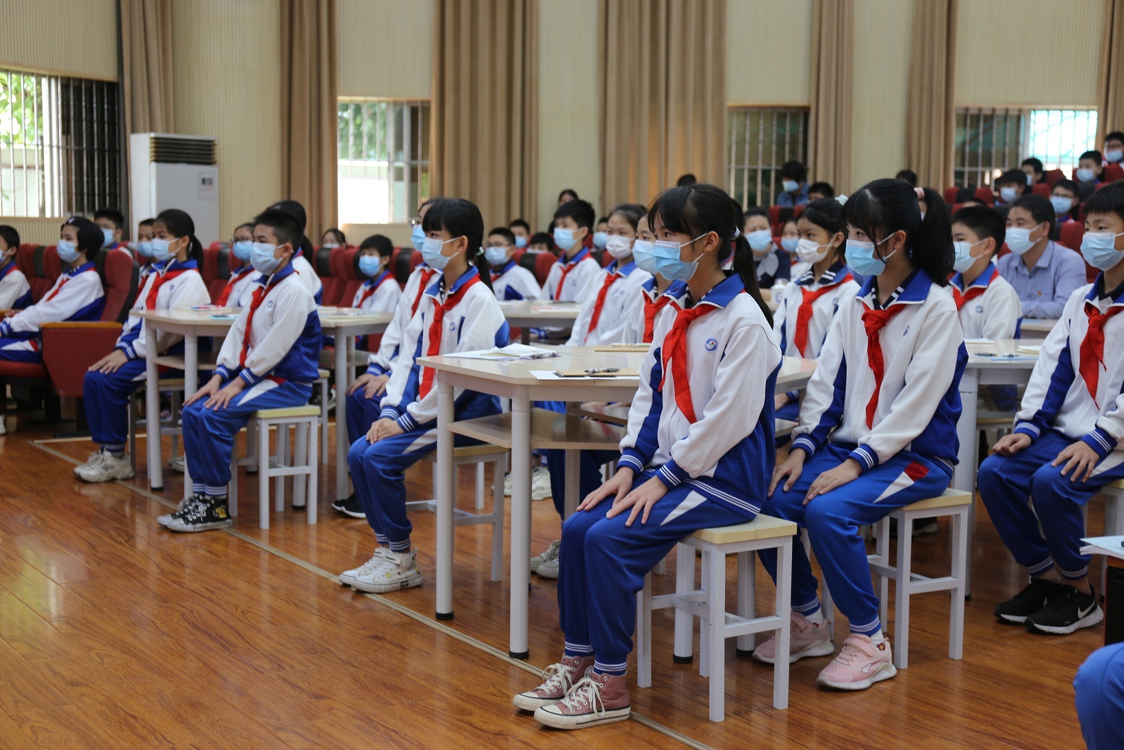 “红领巾心向党，励志勤学作栋梁！”陈哲江走进新兴县实验小学讲授思政课