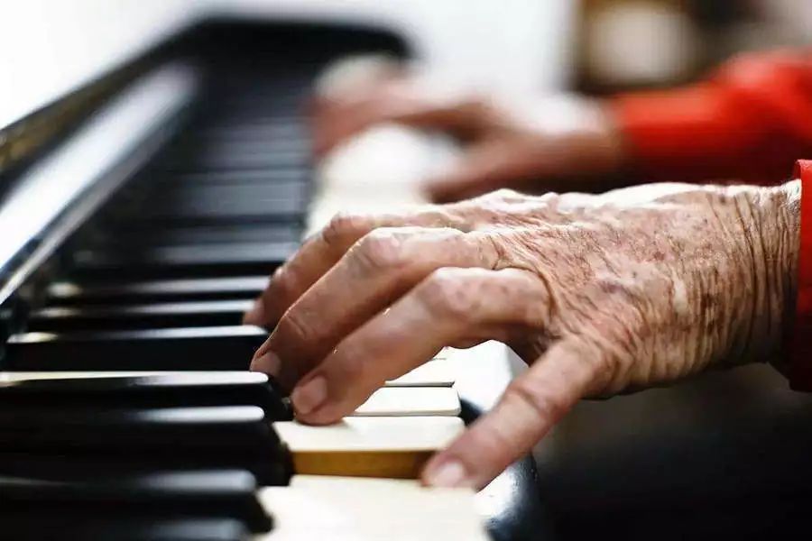 俄罗斯街头路人老奶奶钢琴炫技演奏 这样的“老奶奶”简直太酷了