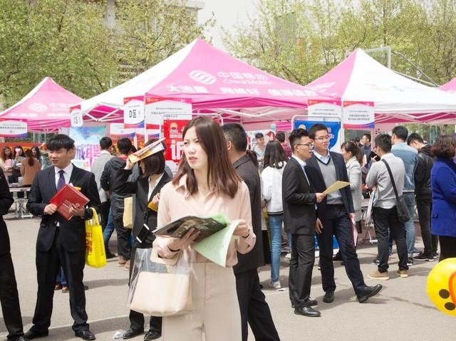 最受家长欢迎的10种职业，前三名都是“铁饭碗”，社会认可度高