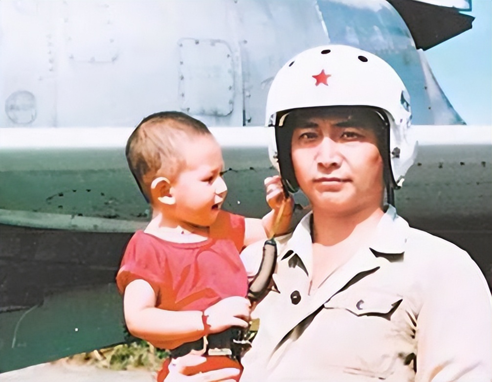 2001年王伟南海撞机后，他的妻儿现今生活如何？