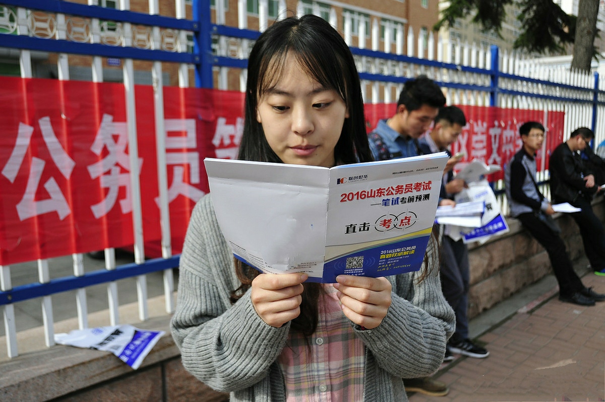 最受家长欢迎的10种职业，前三名都是“铁饭碗”，社会认可度高