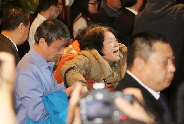马航失联8年，拒绝高额赔偿的家属，有人还在奔波，有人已经去世