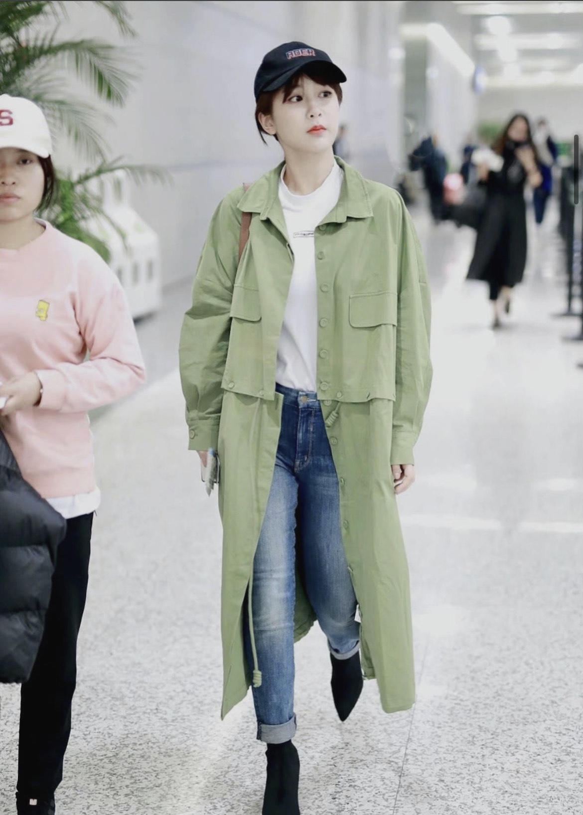杨紫的造型师又成功了，军绿色风衣配牛仔裤，让她看上去洋气太多