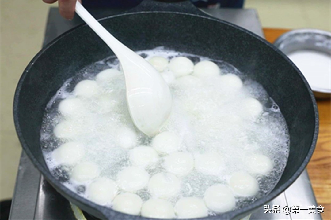 煮汤圆，“开水煮”还是“冷水煮”？牢记3点，汤圆不破皮不露馅