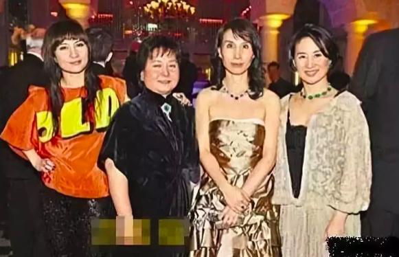 赌王最不受宠女儿，葬礼上皮鞋锃亮也难掩土气，颜值拉低家族水平