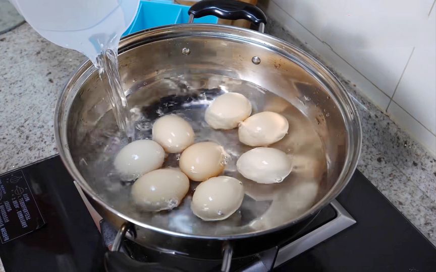 水煮鸡蛋，牢记不要冷水下锅！教你正确做法，蛋壳一碰就掉