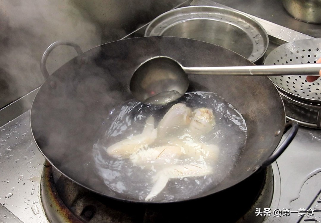 红烧鸡翅简单又好吃的做法，厨师长分享技巧，软糯香甜，红润发亮