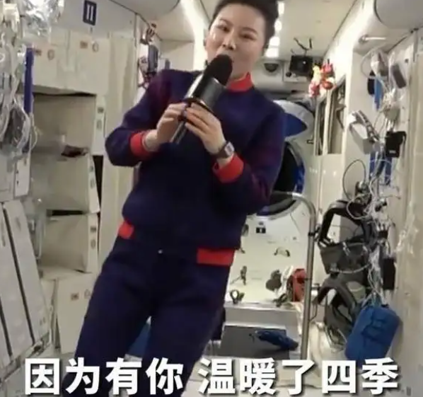 “摘星星的妈妈”王亚平，实现了女儿的心愿，还成了不少学生偶像