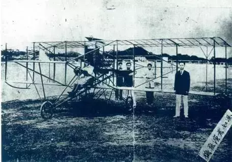 中国第一架飞机是谁制造的？